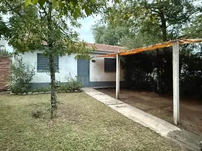 a house with an orange cover in the yard at Alojamiento Lo de Jaime in Merlo