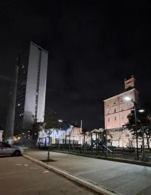 a city street at night with a tall building at Departamento Antigua Cervecería - Nati - in Cordoba