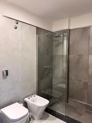 a bathroom with a shower and a toilet and a sink at Espectacular Departamento Carlos Paz in Villa Carlos Paz