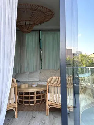 a balcony with a table and chairs and a bed at Espectacular Departamento Carlos Paz in Villa Carlos Paz