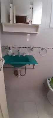 a bathroom with a green sink and a toilet at MabiSil in Mina Clavero