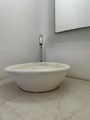 a white bowl sitting on the floor in a room at Depto 3 in Río Cuarto