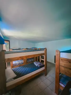 a room with two bunk beds in a room at Hostel La Resolana in Villa Alpina