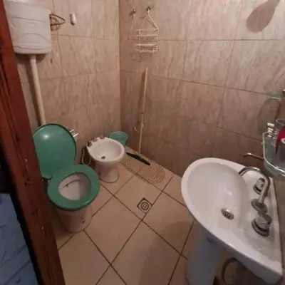 a bathroom with a green toilet and a sink at Mateo y Stella in Bialet Massé