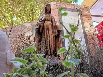a statue of a woman standing next to a mirror at Departamento en la Villa in Villa Carlos Paz