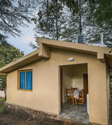 a small house with a table and chairs in it at Cabaña La Resolana in Villa Alpina