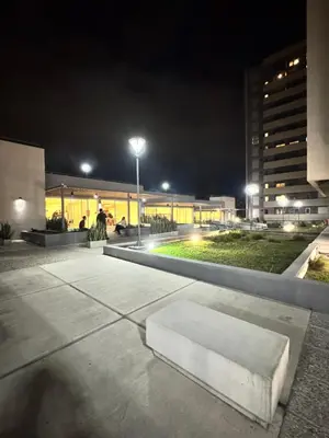 a large building at night with a bench in front at Departamento Temporario en Cordoba Capital in Cordoba