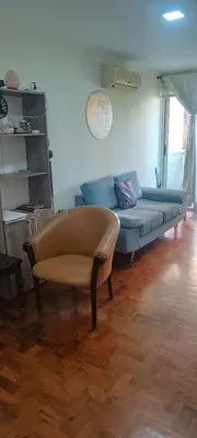 a living room with a blue couch in a room at Dpto Nueva Cordoba frente Palacio Ferreyra a 100mt Consulado España in Cordoba