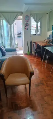 a living room with a couch and a table at Dpto Nueva Cordoba frente Palacio Ferreyra a 100mt Consulado España in Cordoba