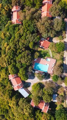 an overhead view of a yard with a swimming pool at Cabañas del Bosque in Merlo