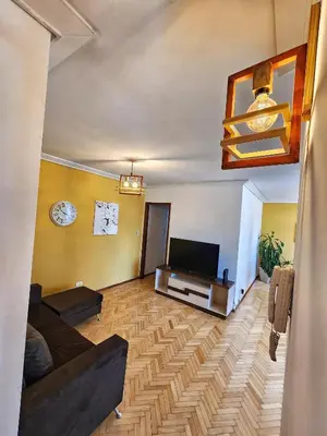 a living room with a couch and a tv at FANTASTICO departamento en el CENTRO DE CARLOS PAZ in Villa Carlos Paz