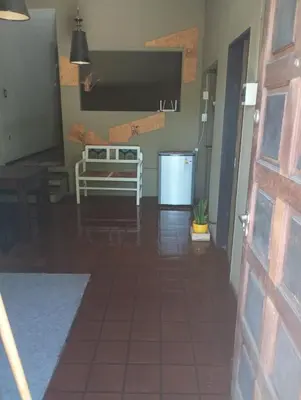 a living room with a couch and a door at Moderno PH, céntrico y económico, muy comodo, cocina, wifi, cochera techada privada in Cordoba