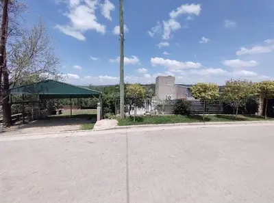 an empty parking lot with a bus stop and a building at Lomas De Piquillin in Villa Carlos Paz