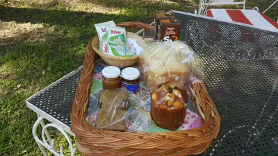 a picnic basket sitting on a table with food at Cabañas de Colores in Los Reartes