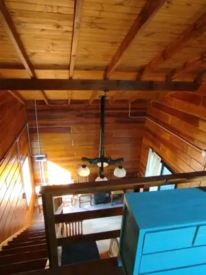 a chandelier hangs from the ceiling of a cabin at Cabaña de quebracho de dos pisos in Villa General Belgrano