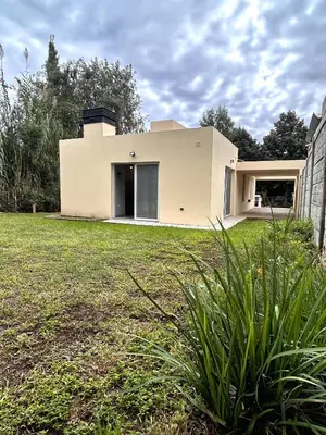 a house in a yard with a green lawn at Casa Longoseiros in Merlo