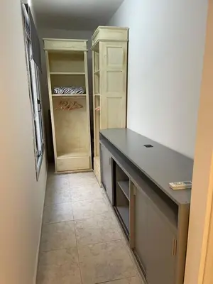 a kitchen with a black counter and a refrigerator at Torre Kalinka dos dormitorios pleno centro in Villa Carlos Paz
