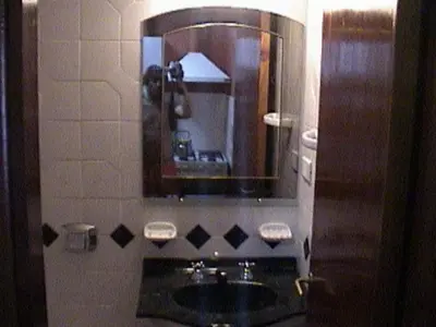 a bathroom with a sink and a mirror at Confortable Carlos Paz Céntrico 4 personas Estac Interno in Villa Carlos Paz