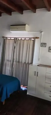a bedroom with a blue bed and a window at Cabaña Sombra Lunar en Cabañas Encuentro in Carpintería