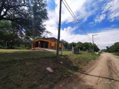 a small house on the side of a dirt road at Alojamiento temporal mis seis soles in Villa de Las Rosas