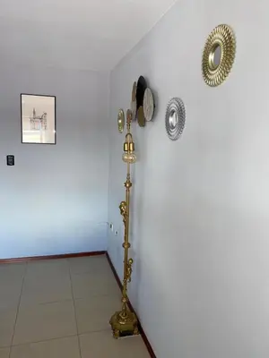 a room with a floor lamp and a wall at Departamento temporario Colon y Fragueiro in Cordoba