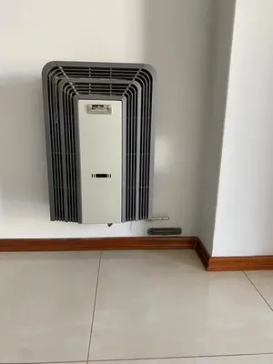 a black and white radiator in a corner of a room at Departamento temporario Colon y Fragueiro in Cordoba