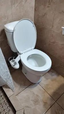 a bathroom with a white toilet in a room at Departamento con kitchenet con entrada independiente in Cordoba