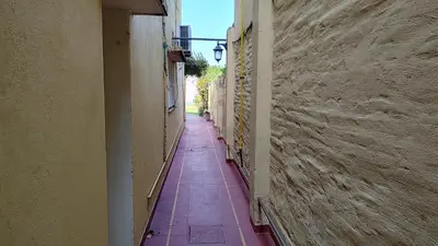an empty alleyway between two buildings at Departamento con kitchenet con entrada independiente in Cordoba