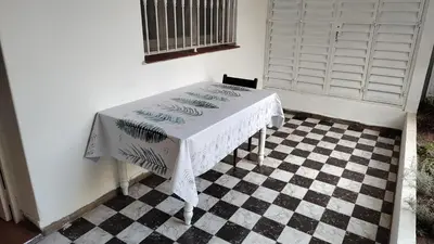 a table in a room with a checkered floor at Amplia casa cerca del centro de la ciudad in Cordoba