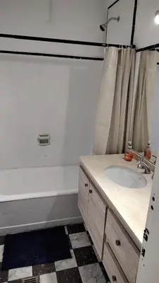 a bathroom with a sink and a tub at Amplia casa cerca del centro de la ciudad in Cordoba