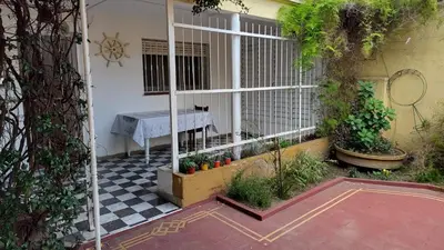 a patio with a table and plants in a building at Amplia casa cerca del centro de la ciudad in Cordoba