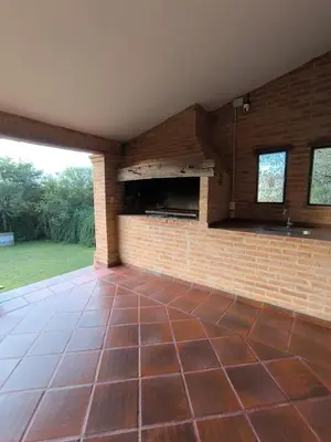 an empty room with a brick wall and a brick patio at Los Condores in La Bolsa