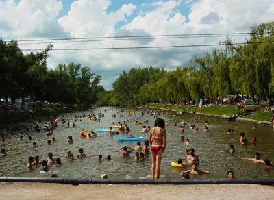 a bunch of people in the water at a park at Cabañassoleado Villa Cura Brochero in Villa Cura Brochero