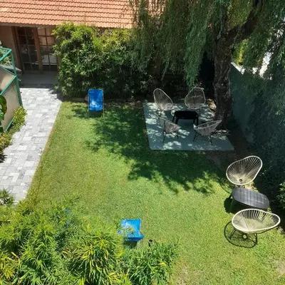 a group of chairs and tables in a yard at Departamento céntrico Villa Carlos Paz in Villa Carlos Paz