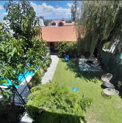 an aerial view of a yard with a tree at Departamento centrico Villa Carlos Paz in Villa Carlos Paz
