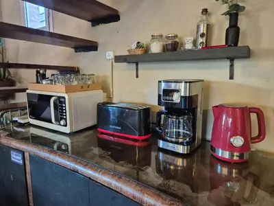 a kitchen counter with a microwave and a coffee maker at Casa Serrana Mirador del Lago - Casa con Quincho in Bialet Massé