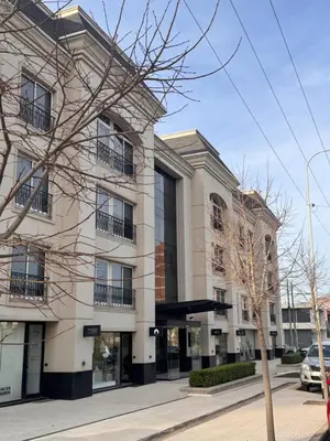 a building on the corner of a street at France Golf Apart - Flat Deluxe con estacionamiento privado, pileta y gimnasio in Río Cuarto