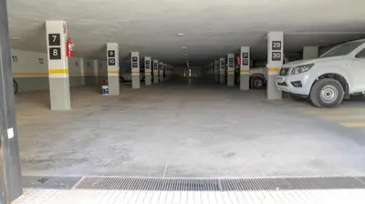 a parking lot with cars parked in a parking garage at France Golf Apart - Flat Deluxe con estacionamiento privado, pileta y gimnasio in Río Cuarto