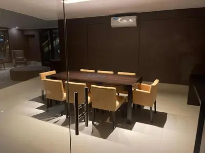 a dining room with a wooden table and chairs at France Golf Apart - Flat Deluxe con estacionamiento privado, pileta y gimnasio in Río Cuarto
