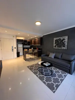 a living room with a couch and a table at France Golf Apart - Flat Deluxe con estacionamiento privado, pileta y gimnasio in Río Cuarto