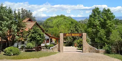 a sign that says get stuck at a park at Graz Hauser Cabañas in Villa General Belgrano