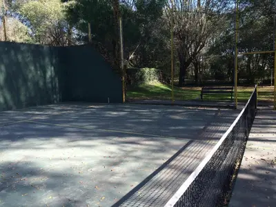 a tennis court with a fence on it at Graz Hauser Cabañas in Villa General Belgrano