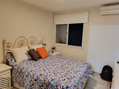 a bedroom with a bed and a window at Luminous department for 2 Ubicado a 10 cuadras de Shopping Nuevocentro in Cordoba
