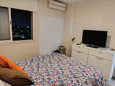 a bedroom with a bed and a flat screen tv at Luminous department for 2 Ubicado a 10 cuadras de Shopping Nuevocentro in Cordoba