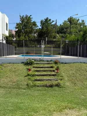 a set of stairs with flowers in the grass at Cabañas Al atardecer in Mina Clavero