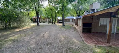 an empty driveway in front of a house at Cabañas Calimocho in Santa Rosa de Calamuchita