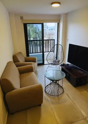 a living room with a couch and a table and a television at Village Tower III sobre Av San Martín, Cochera in Villa Carlos Paz