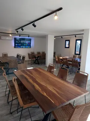 a conference room with a wooden table and chairs at Village Tower III sobre Av San Martín, Cochera in Villa Carlos Paz