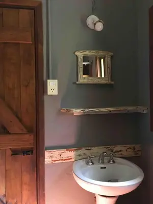 a bathroom with a sink and a mirror on the wall at Tierra linda in Las Chacras (La Paz)