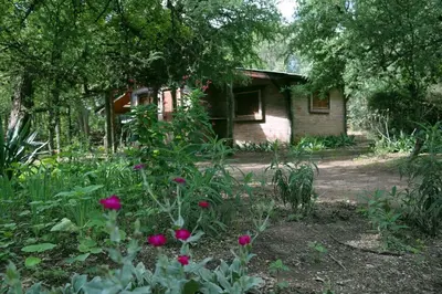 a garden with pink flowers in front of a house at Tierra linda in Las Chacras (La Paz)
